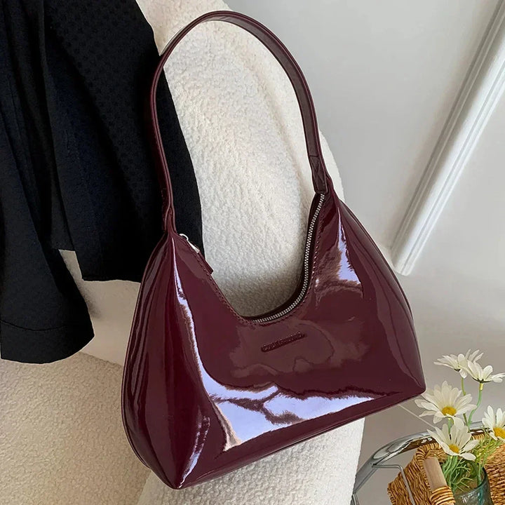 Vera™ – Elegancka bordowa torebka na ramię z lakierowanym wykończeniem