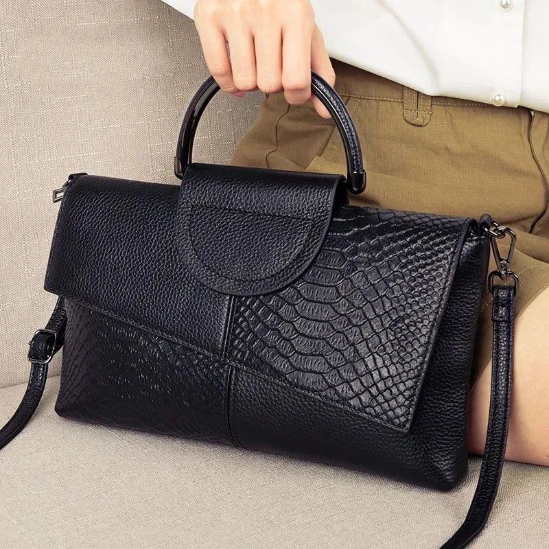 Celine™ - Elegancka czarna torebka o skórzanym wykończeniu