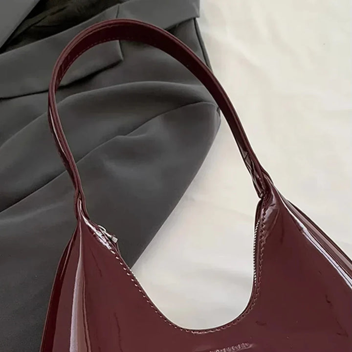 Vera™ – Elegancka bordowa torebka na ramię z lakierowanym wykończeniem