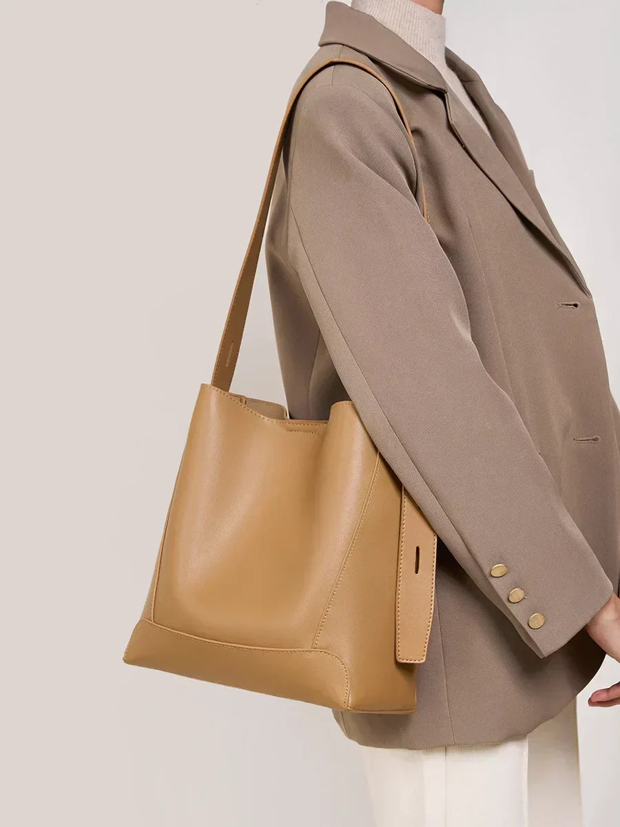 Tine™ – Stylowa torebka na ramię w piaskowym kolorze z paskowym uchwytem
